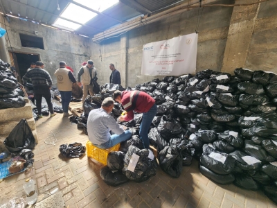 الإغاثة الزراعية توفر ٤٥٠ طرد ملابس للأسر النازحة  في مواصي خانيونس  
