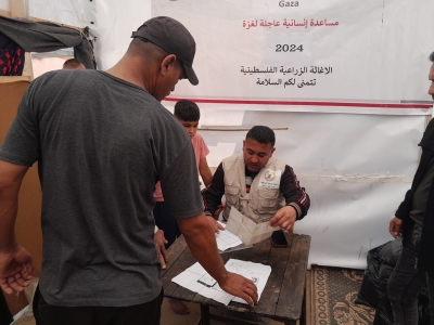 PARC provides 100 clothing packages in the Central Governorate and Khan Younis