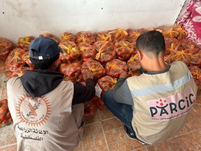 PARC completes the distribution of 450 parcels of vegetables and dry goods to displaced families in the areas of Rafah and Shabora